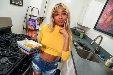 Gia Dibella, dunkelhäutige Teenagerin, bläst ihrem weißen Stiefbruder einen in einer POV-Fickszene