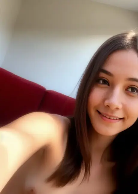 Krásná brunetka Ash Baby ukazuje svá malá prsa v nahozené fotosesi