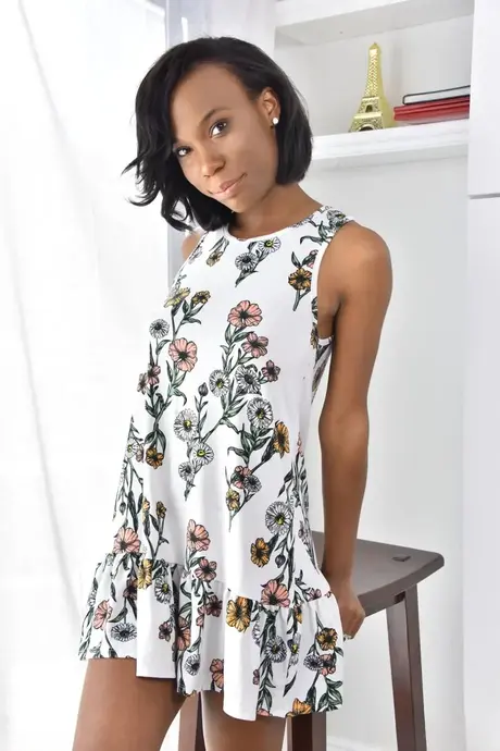Ivory Logan，一位苗条的乌木美人，从裙中滑出并抚慰她多汁的私处