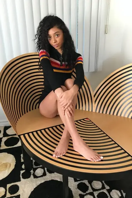 Jada Doll, sladká ebenová teenagerka s kudrnatými vlasy, ukazuje svou huňatou mušli