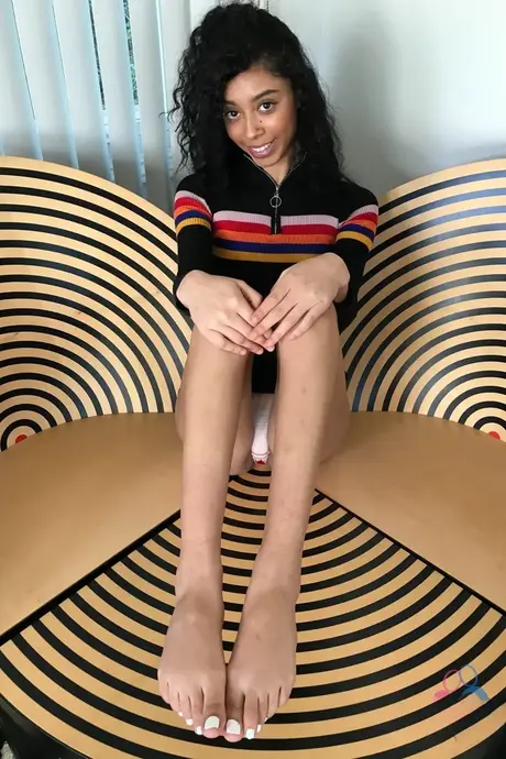 Jada Doll, sladká ebenová teenagerka s kudrnatými vlasy, ukazuje svou huňatou mušli
