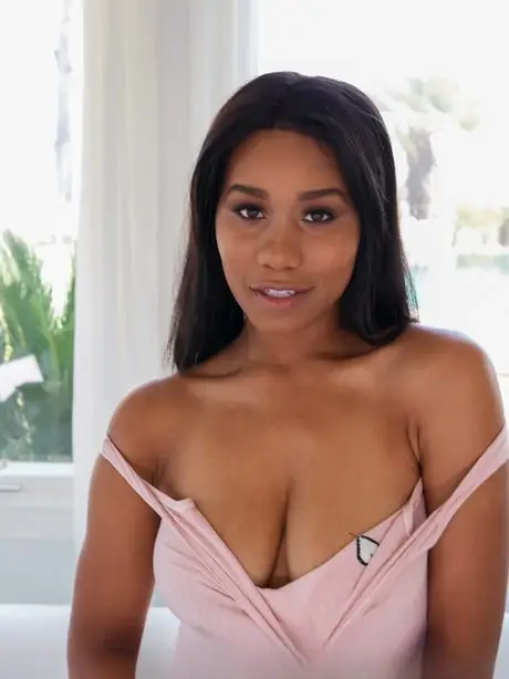 Jenna Foxx viser sine store bryster frem og bliver kneppet