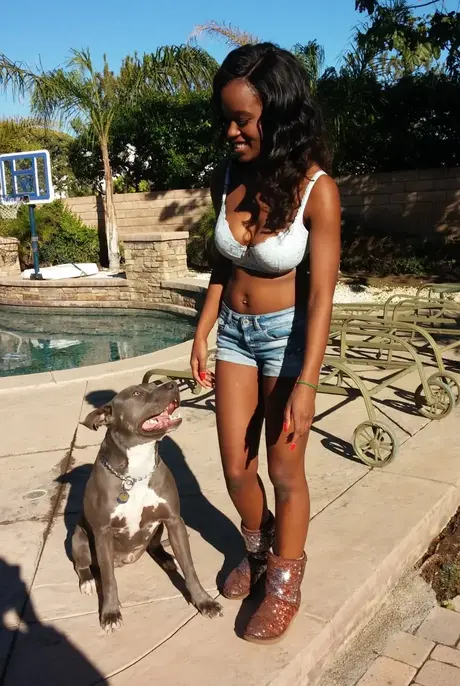 Jezabel Vessir, ibenholtsskjønnheten med store pupper, får fitta si fylt av en hvit kuk