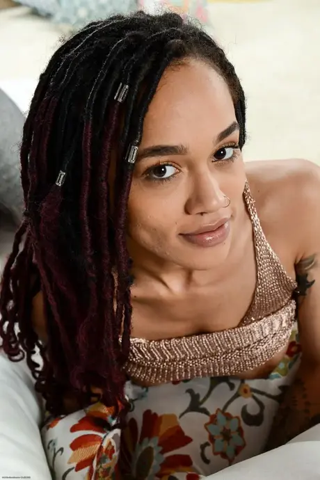 Julie Kay, una mujer negra, se desnuda por completo y muestra su vagina recortada en un primer plano