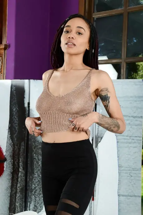 Julie Kay, una mujer negra, se desnuda por completo y muestra su vagina recortada en un primer plano