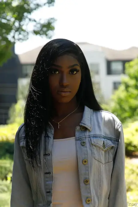 Kelsey Jones, beauté ébène, dévoile ses seins naturels et son postérieur rond