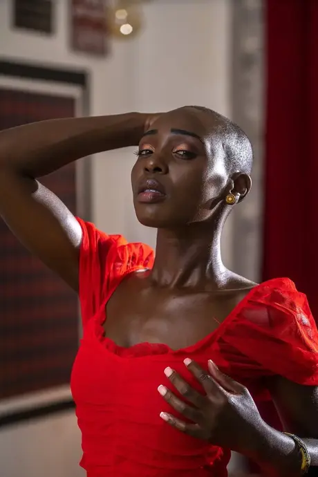 Kenyanska adult-stjärnan Zaawaadi klär av sig och avslöjar sin sexiga chokladkropp