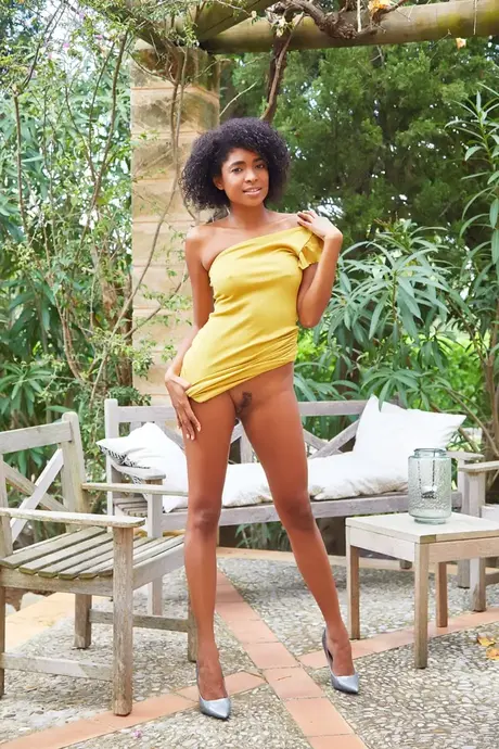 Luna C, la belle ébène sans culotte, retire sa robe jaune et écarte sa chatte brûlante