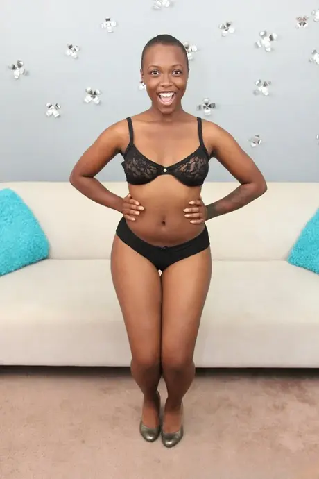 Mariah Hill, kahlrasierte Ebony mit einem riesigen Hintern, kniet und lutscht einen weißen Schaft