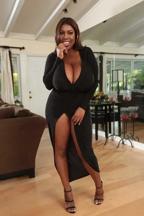Maserati XXX se svléká, aby v ebony sól ukázat svá obrovská prsa a zadek