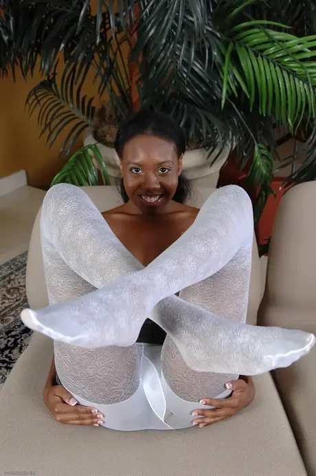 Nina Devon，甜美的乌木美人，露出双乳并张开她美味的私处