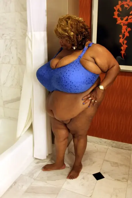 Norma Stitz, madura BBW ébano, lava sus enormes pechos naturales en la ducha