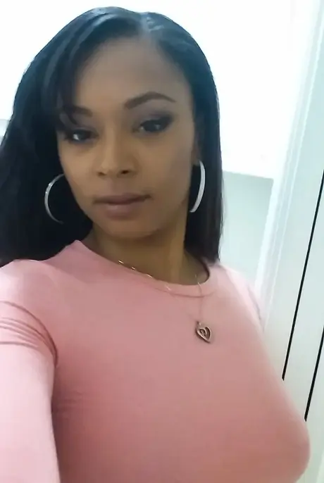 大きなお尻を持つ甘いベイビー、Porsha Carreraが熱いBBCを彼女の秘部で受け入れる