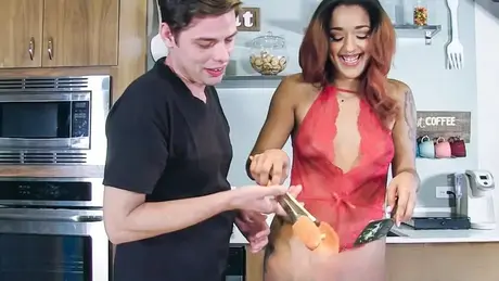 Рыжеволосая порнозвезда Daisy Ducati делает минет милому подростку на кухне