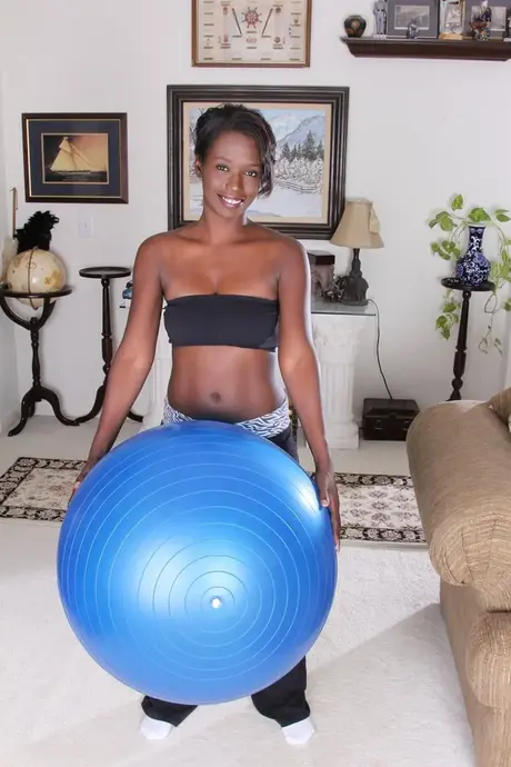 Sayanna Monroe muestra sus grandes tetas caídas y su sabrosa vagina negra