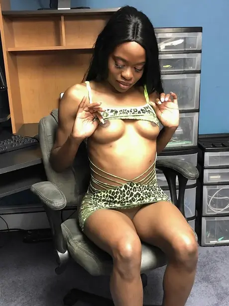 Slank ebony MILF Melody Cummings knæler og sutter en hvid pik på arbejdet