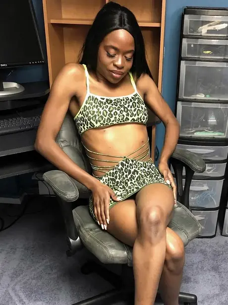Slank ebony MILF Melody Cummings knæler og sutter en hvid pik på arbejdet