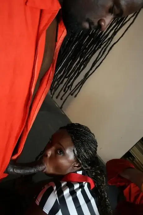 Stacy Adams, plnoštíhlá černošská MILF, dostává facial poté, co kouří a jezdí na velkém péru