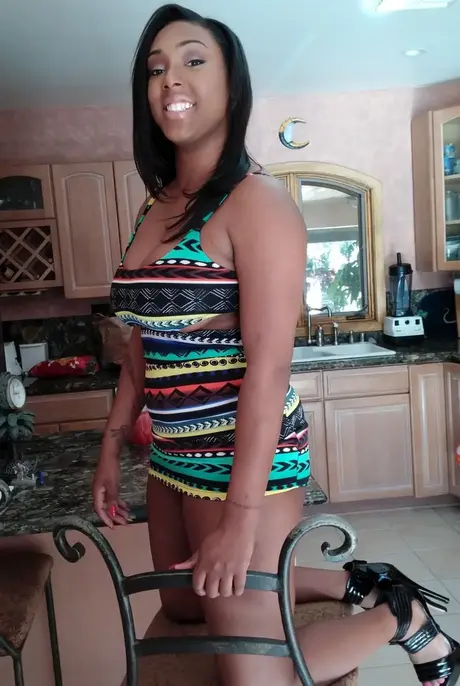 La impresionante belleza negra Lisa Tiffian en una escena hardcore con una polla monstruosa
