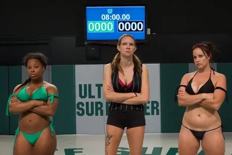 Yasmine LovenとBella Rossiがレスリング試合を前にビキニで披露