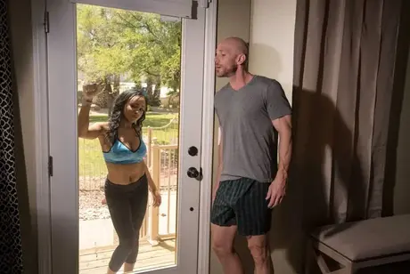 Dopo il suo allenamento, la petite ebony Anya Ivy fa sesso con un toro bianco ben dotato nella sua cucina