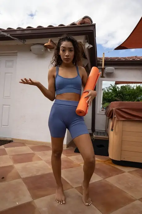 Amatør-ebony Sarah Lace viser sine små bryster frem og bliver kneppet i POV