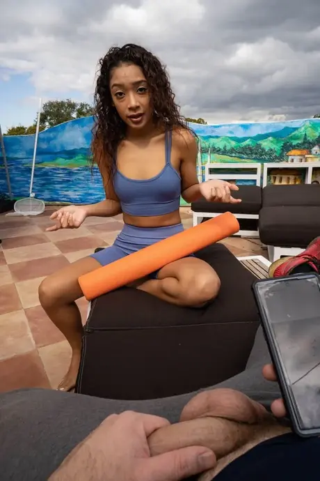 Amatør-ebony Sarah Lace viser sine små bryster frem og bliver kneppet i POV