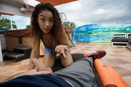 Amatør-ebony Sarah Lace viser sine små bryster frem og bliver kneppet i POV