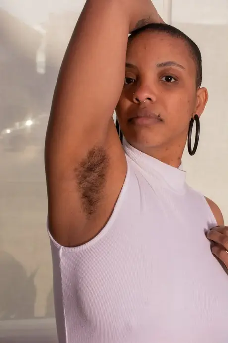Amateur Erykah Ohms, curvy with short hair, spreads her very hairy pussy in a close-up