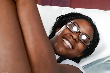 La amateur Janelle Taylor, la belleza negra nerd, presume de sus grandes tetas naturales y su coño rosado