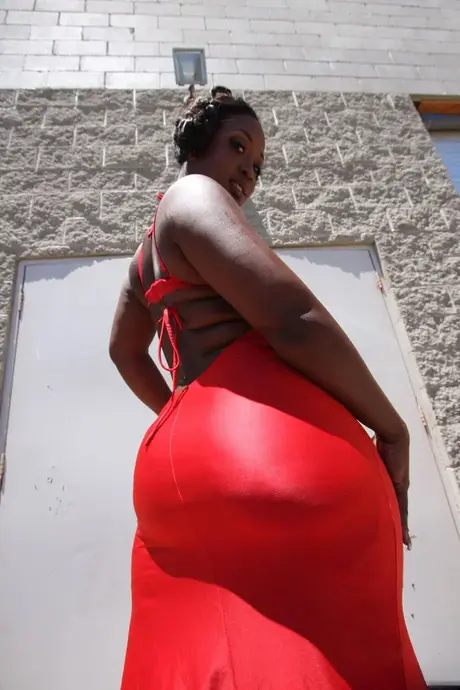 Aryana Starr, den enormt barmfagre jamaicanske, viser sin enorme olierede store røv udendørs