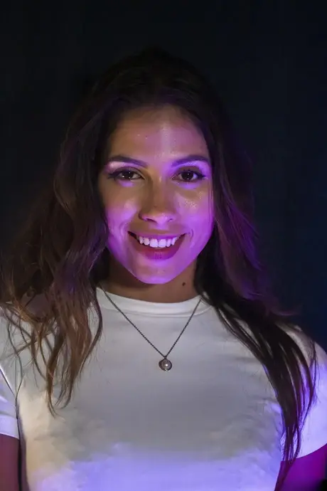 Baby Nicols, die Latina-Teen, zeigt ihren heißen Körper in einem sinnlichen Striptease