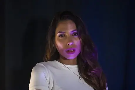 Baby Nicols, die Latina-Teen, zeigt ihren heißen Körper in einem sinnlichen Striptease