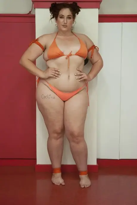 BBW Kelli Provocateur drabbar samman i en kattfight med den mörkhyade bodybuildern Mimosa