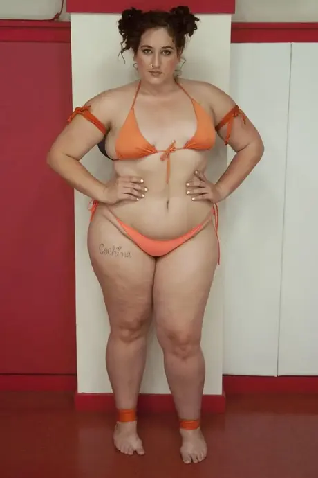BBW Kelli Provocateur drabbar samman i en kattfight med den mörkhyade bodybuildern Mimosa