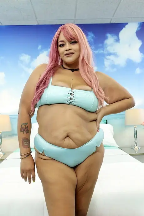 Big Cherry, tumma SSBBW, riisuutuu ja leikkii pillullaan
