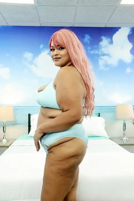 Big Cherry, tumma SSBBW, riisuutuu ja leikkii pillullaan
