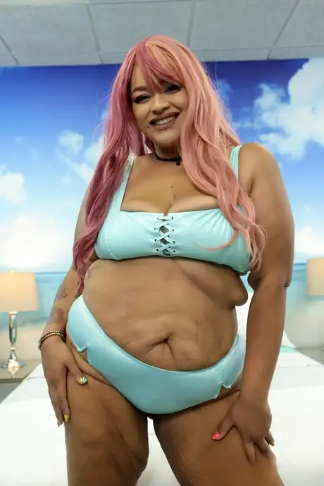 Big Cherry, den rødhårede SSBBW, tager en hård hvid pik i sin store røv