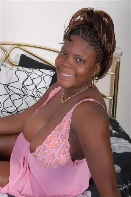 Una BBW nera libera le sue grandi tette naturali togliendosi la lingerie rosa