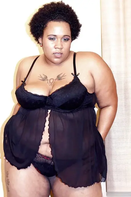 BBW negra Kitten se quita la lencería para revelar su gran culo gordo