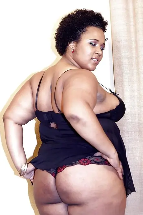 Sort BBW Kitten tager lingeriet af og afslører sin store fede røv