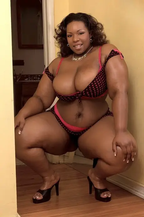 Schwarze BBW lässt ihre hängenden Brüste und ihren riesigen Arsch aus einem passenden Dessous-Set