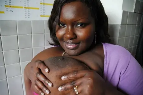 La BBW negra Mariana Kodjo se acaricia y mide sus grandes tetas
