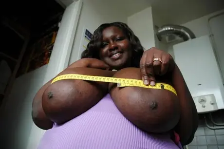 La BBW negra Mariana Kodjo se acaricia y mide sus grandes tetas