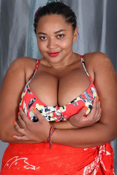 La BBW negra Roza provoca con sus enormes pechos en un striptease