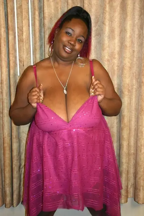 Чёрная BBW с обвисшей грудью в black-on-black действии pussy-to-mouth