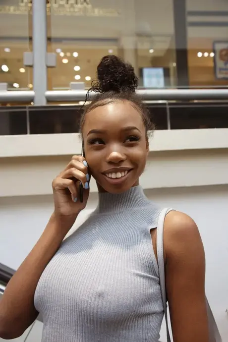 Asia Amour, ado ébène sans soutien-gorge, devient coquine au magasin