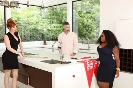 Une femme noire aux gros seins reçoit un éjaculat dans la bouche après une relation sexuelle avec un homme blanc