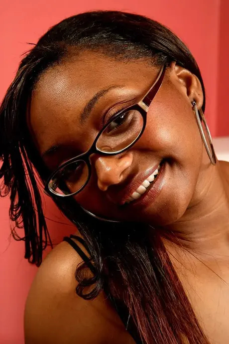 Chantel, la beauté ébène à lunettes, exhibe sa délicieuse chatte poilue au travail