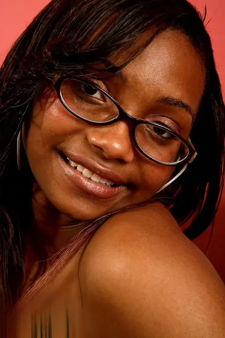 Chantel, la beauté ébène à lunettes, exhibe sa délicieuse chatte poilue au travail